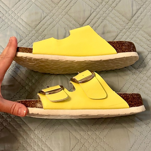SWEECHEE Women’s Yellow Sandals, Size 6 - Picture 2 of 7